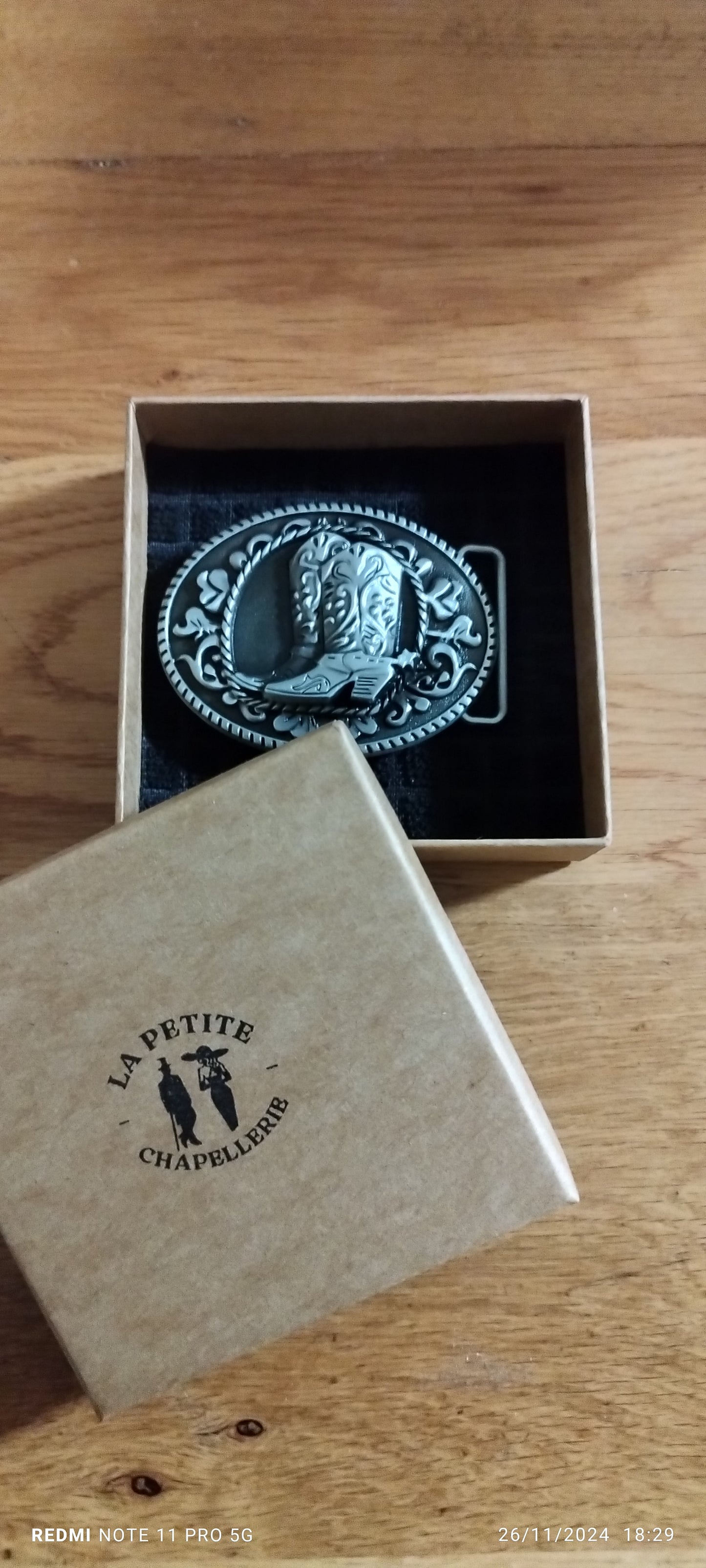 Boucles de ceinture de cowboys. l'art derrière la boucle de ceinture western est un voyage à travers l'histoire,les traditions et l'innovation artistique, c'est un hommage tangible à l'héritage cowboy qui continue dans le cœur de la mode contemporaine.