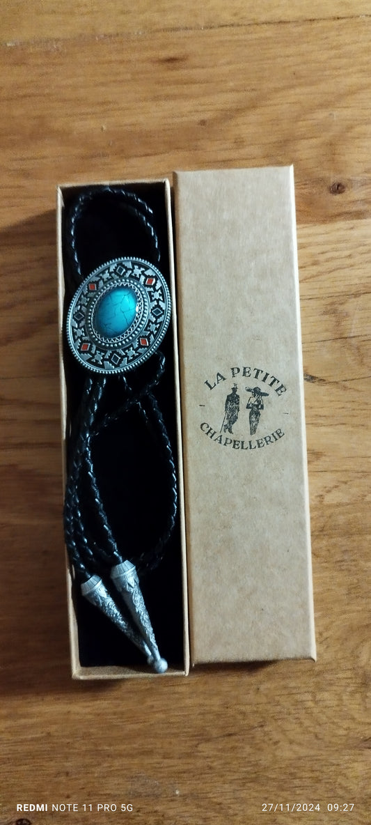 Bolo Tie, également appelé cravate Texane,est une sorte de cravate généralement associée avec l'habit traditionnel du cowboy.Le bolo a été inventé par Vic Cedarstaff à Wickenburg en Arizona et reçu, par la suite ,un brevet.