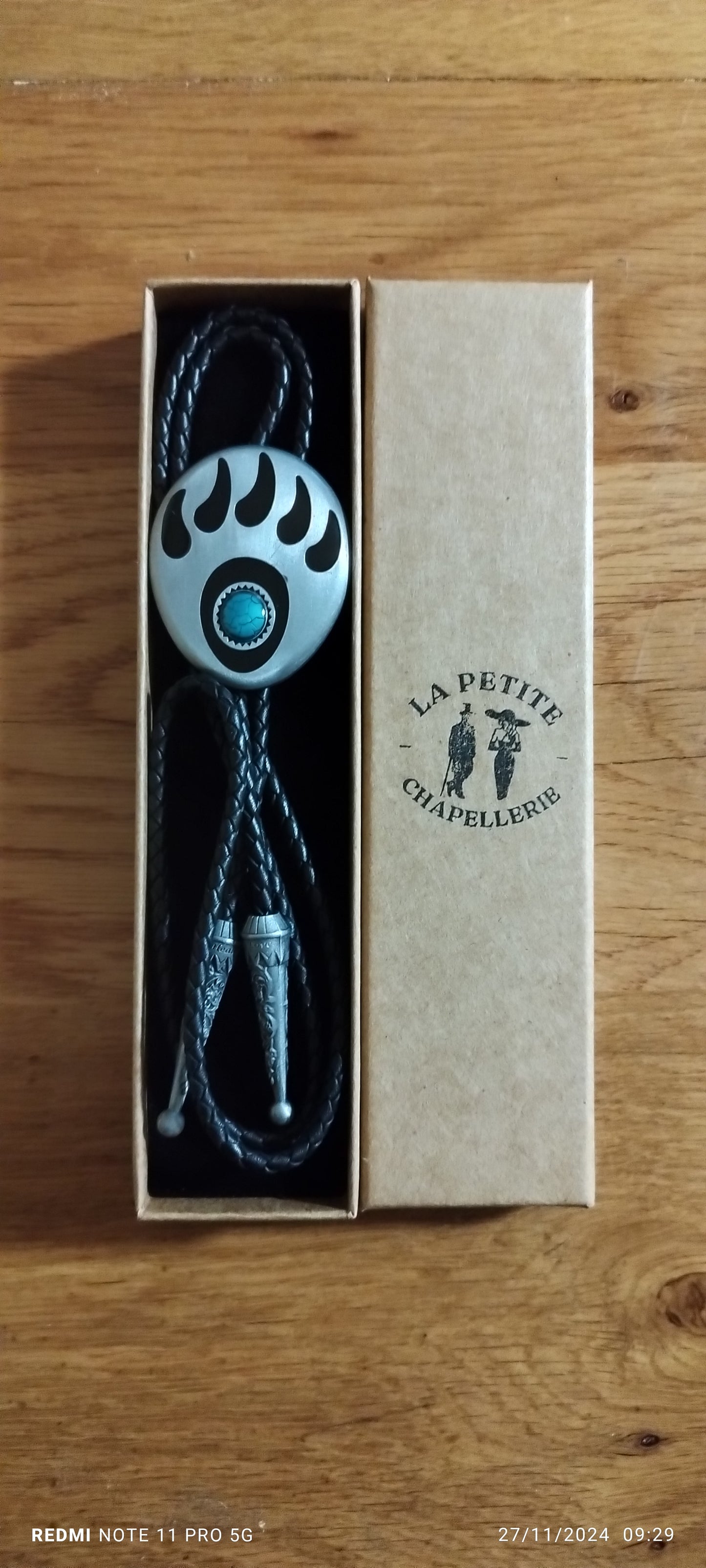 Bolo Tie, également appelé cravate Texane,est une sorte de cravate généralement associée avec l'habit traditionnel du cowboy.Le bolo a été inventé par Vic Cedarstaff à Wickenburg en Arizona et reçu, par la suite ,un brevet.