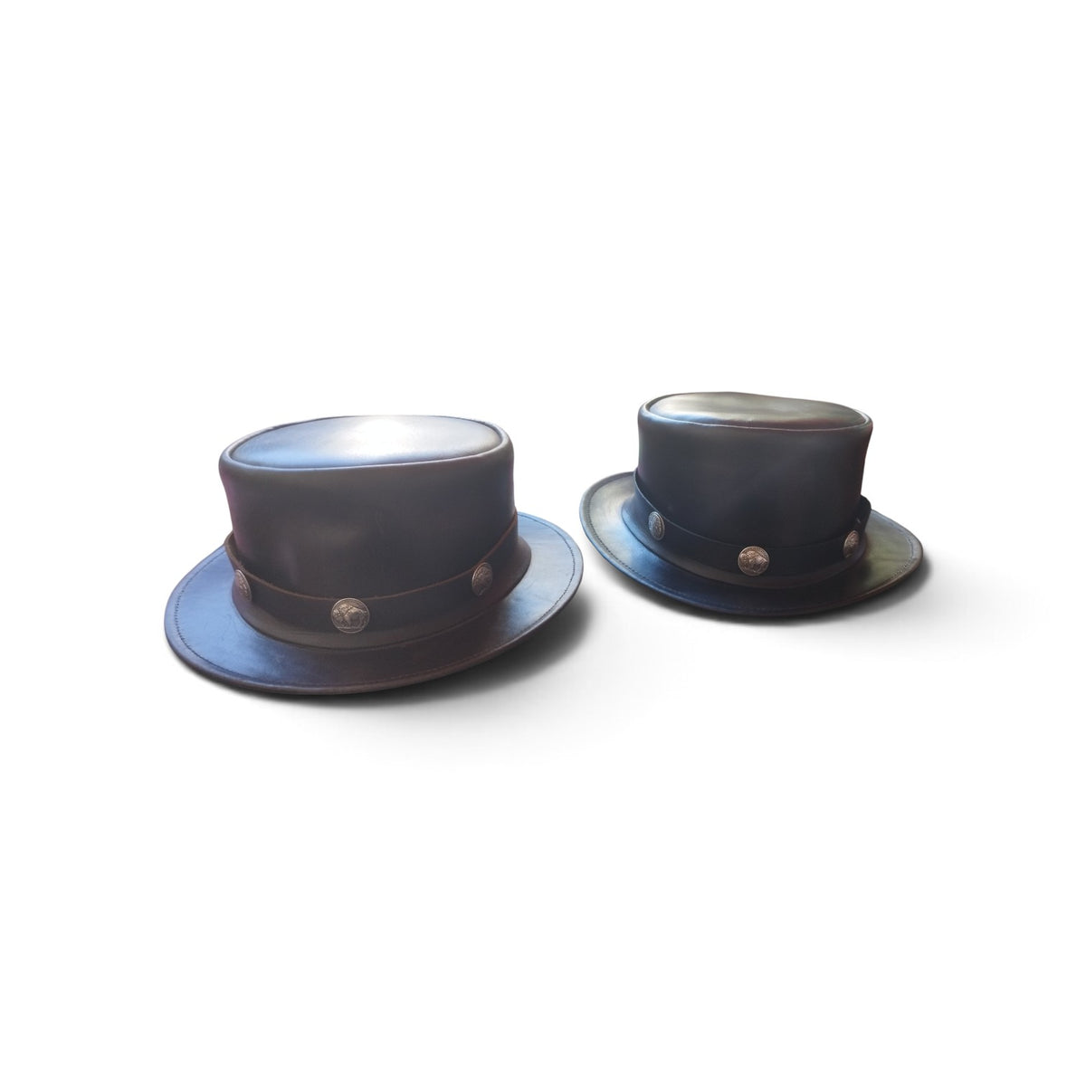 Chapeaux haut de forme en cuir véritable de vachette fait main importation U.S.A . Bandeau en cuir,  orné d'un Conchos en  Nickel  Tête de Bison et Tête D'indien, pour les hommes et femmes qui souhaitent un look distinctif d'inspiration western.