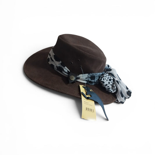 Chapeau Jacaru 1020 Jillaroo en Suédé de cuir bovin avec foulard en mousseline autour de la calotte.