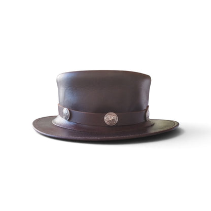 Chapeaux haut de forme en cuir véritable de vachette fait main importation U.S.A . Bandeau en cuir,  orné d'un Conchos en  Nickel  Tête de Bison et Tête D'indien, pour les hommes et femmes qui souhaitent un look distinctif d'inspiration western.